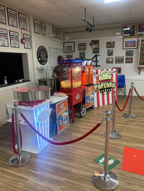 Floor model deals popcorn machine